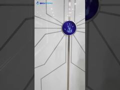 Síganme y visiten el salón de exposiciones.