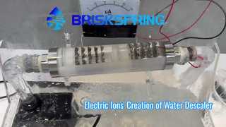 Ver la creación de iones eléctricos del descalcificador de agua BriskSpring